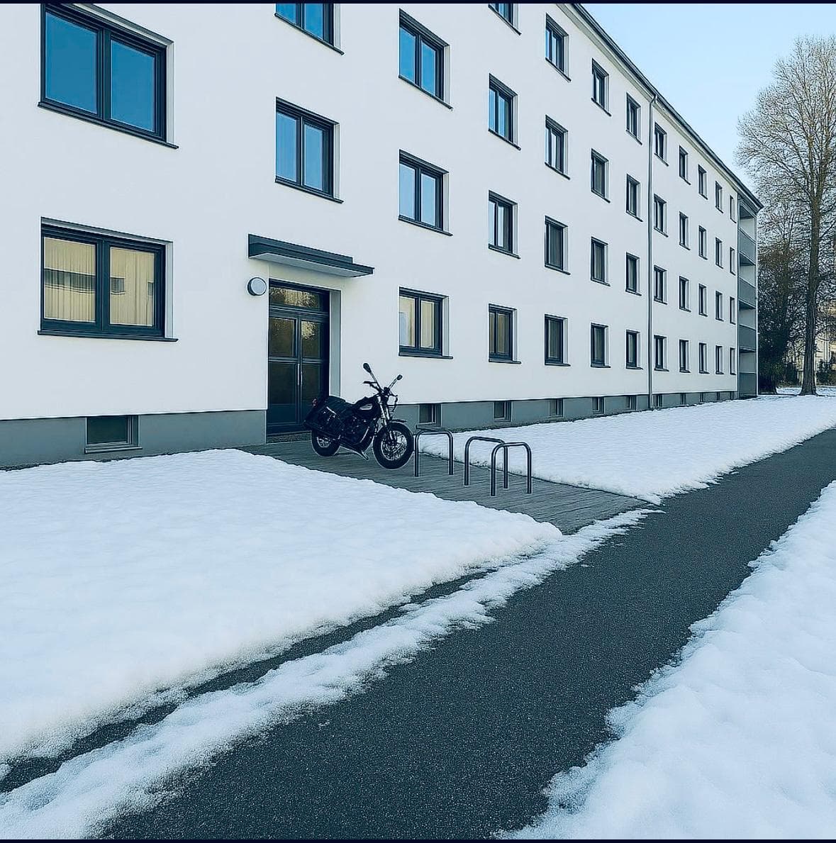 Schnee bedecktes Motorrad – Wintereinbruch in Köln